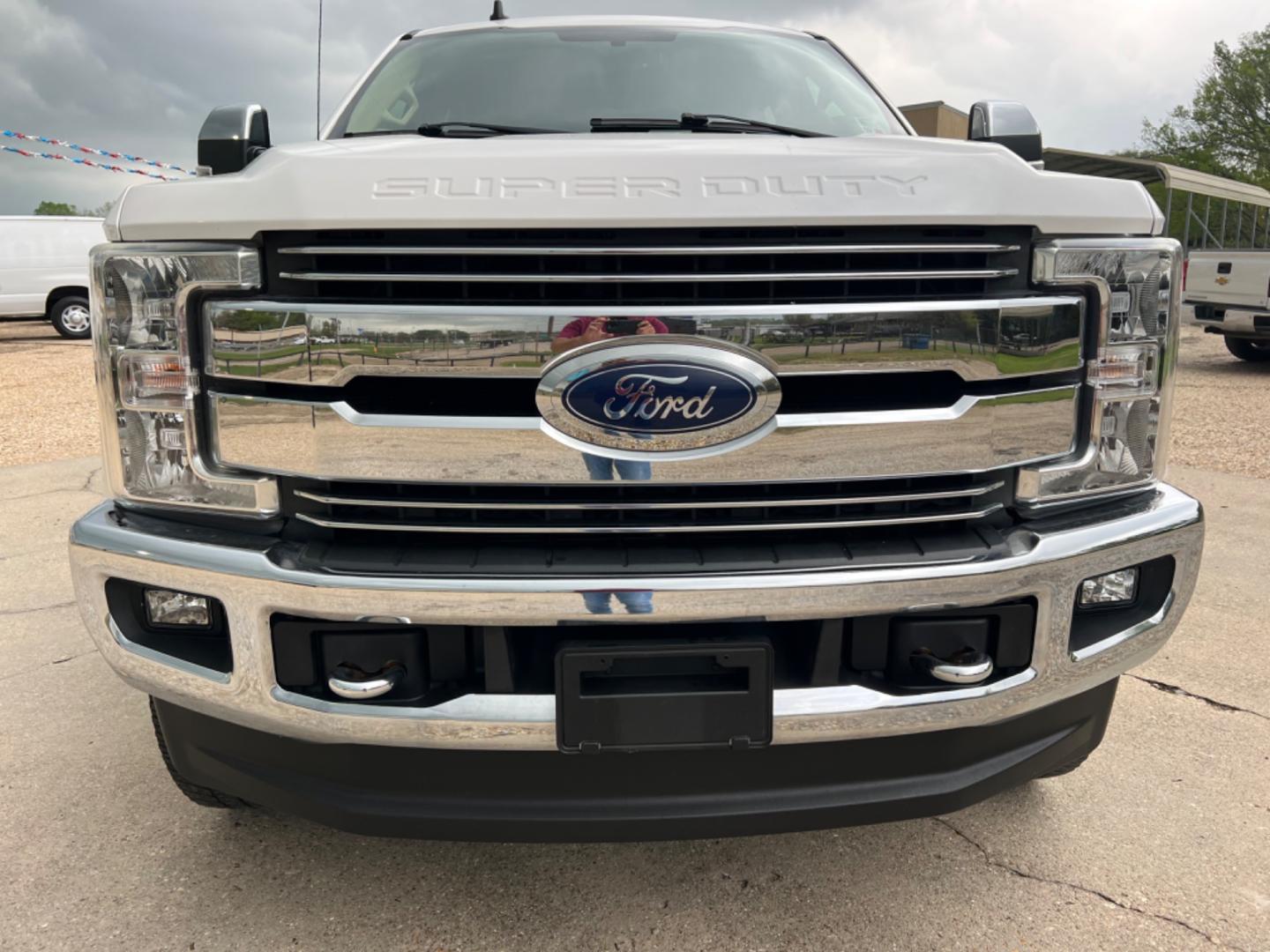 2019 White /Tan Ford F-250 SD Lariat (1FT7W2BT8KE) with an 6.7 Powerstroke Diesel engine, Automatic transmission, located at 4520 Airline Hwy, Baton Rouge, LA, 70805, (225) 357-1497, 30.509325, -91.145432 - 2019 Ford F250 Crew Cab Lariat 4WD 6.7 Powerstroke Diesel, 156K Miles, Leather Seats, Fully Loaded, Backup Camera, Sunroof Does Not Go Back, Bed Cover, B&W Gooseneck, Tow Pkg. NO IN HOUSE FINANCING. FOR INFO PLEASE CONTACT JEFF AT 225 357-1497 CHECK OUT OUR A+ RATING WITH THE BETTER BUSINESS BUREAU - Photo#2